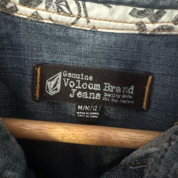 Women’s Volcom distressed denim button down - Picture 5 of 6